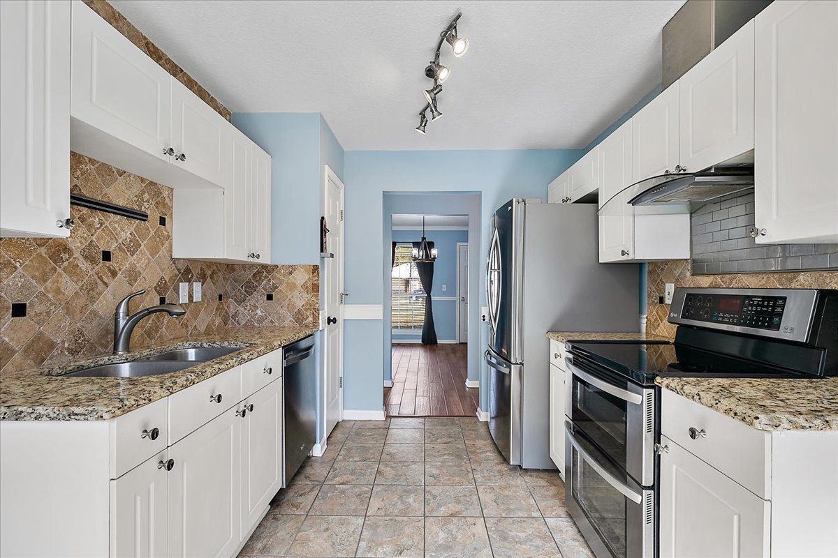 Remodeled Granite Kitchen at 11433 Courntey Waters Ln